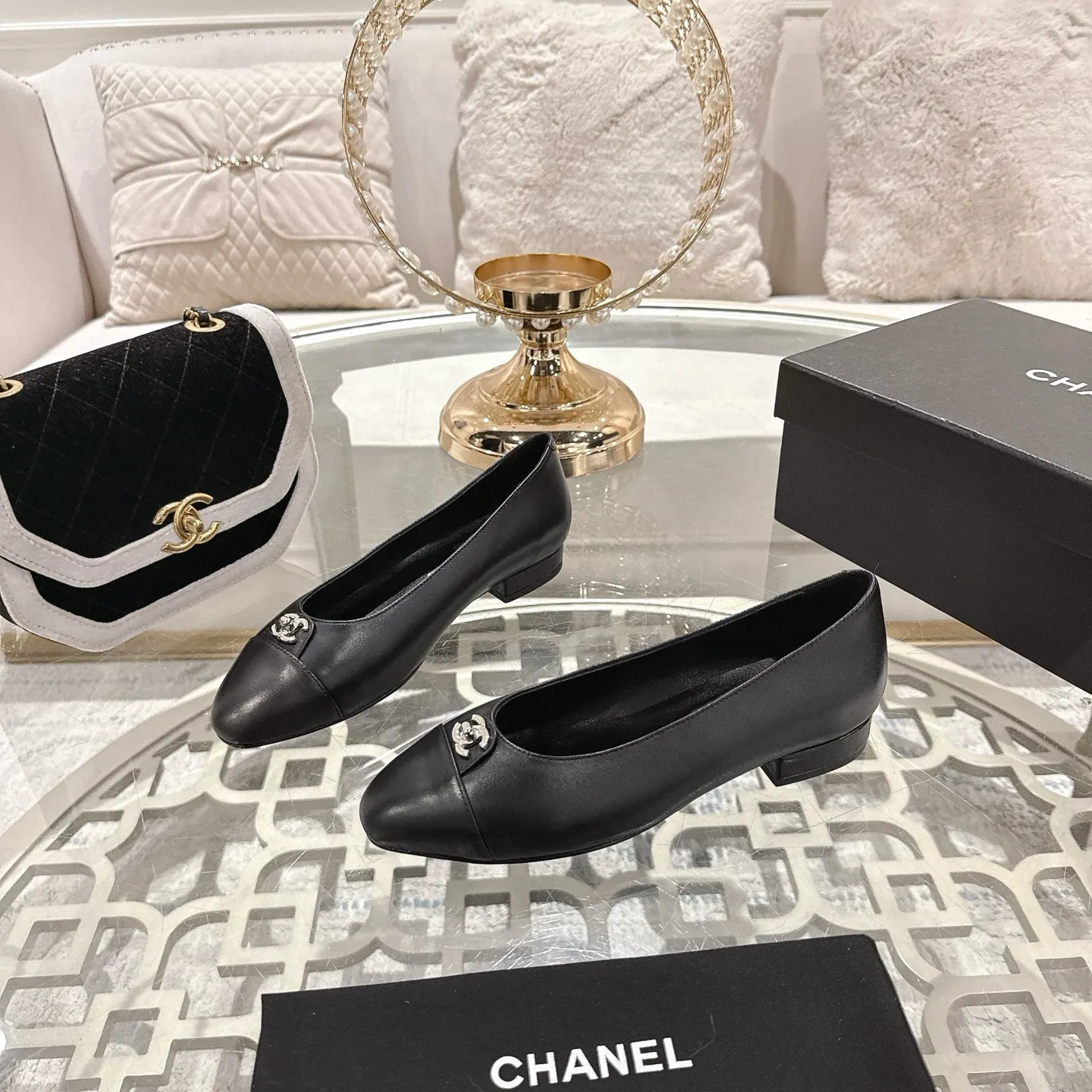 👟👟Ex-factory price 560👟👟Chanel 2025SS Spring and Summer New Double C Button Mary Jane🆕 Xiaoxiang𝐂Jia's beautiful Mary Jane shoes are so sweet that they are so beautiful that they are so beautiful. The round square toe design is cute and cute ~ metal/button logo. The appearance is super online. When you wear it, you will feel like a wealthy daughter. I thought it looks good. Only when I put it on my feet do I know how easy it is to wear ~ Upper: Customized lambskin Lining: Sheepskin Outsole: Genuine leather outsole imported from Italy Size: 35-42 (40.41.42 customization is non-refundable) Packaging: The latest gift box packaging at the counter